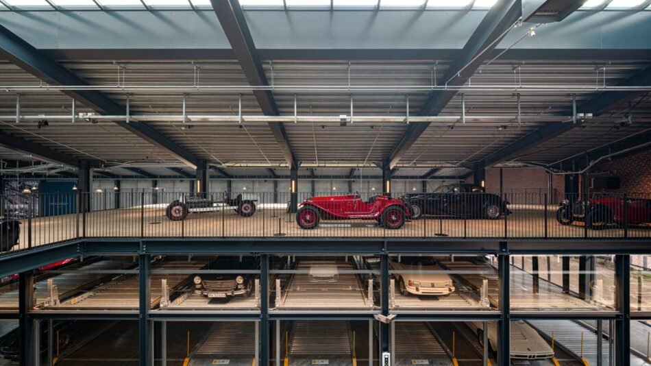 CLASSIC CAR HOUSE / COPENHAGEN, DENMARK / COMBILIFT 552 & TURNTABLE 505